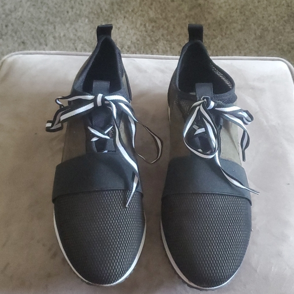 Sneakers - Picture 4 of 7